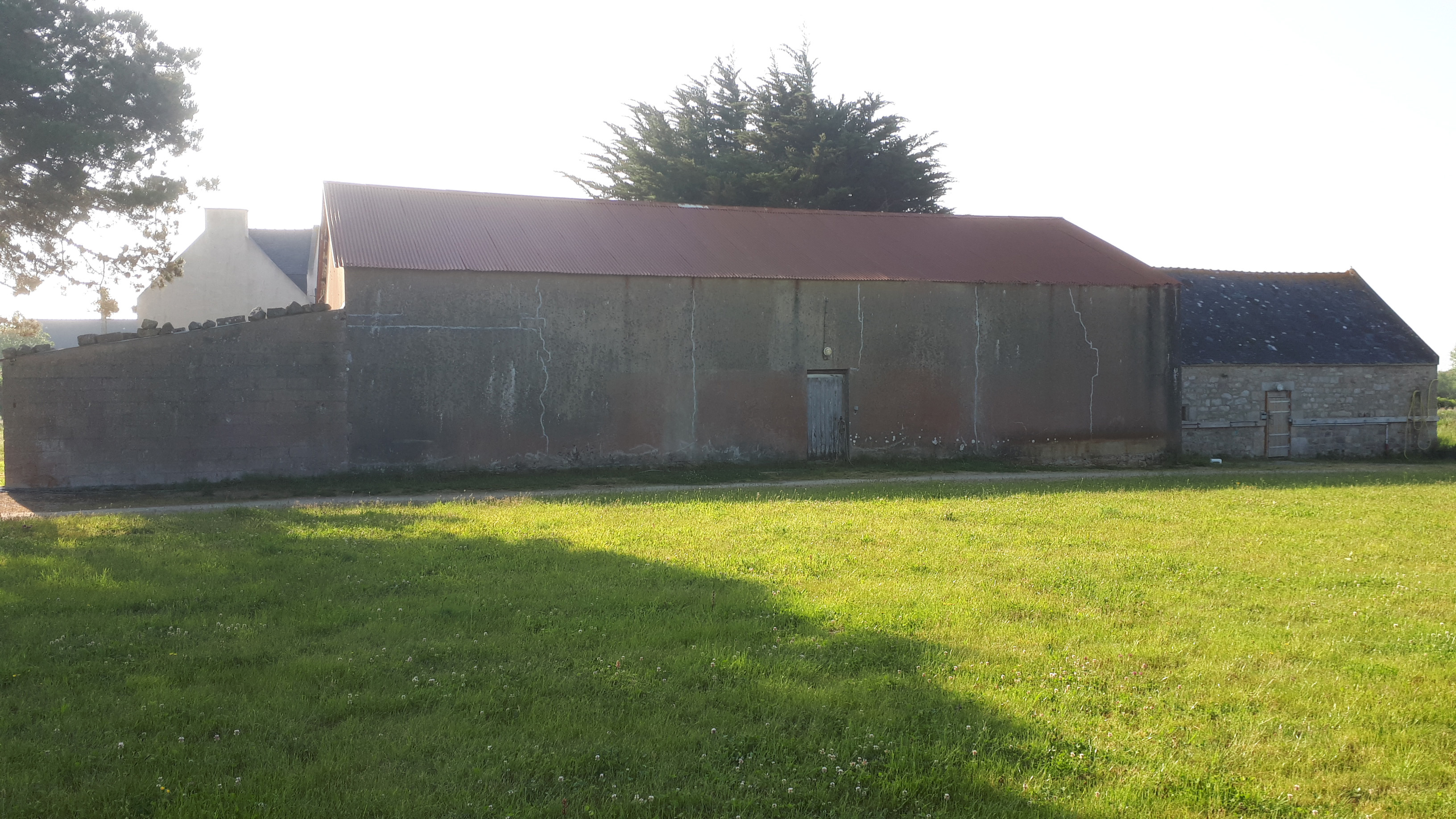 ZOOM sur les 2 hangars et la grange sellerie de la ferme, côté Ouest