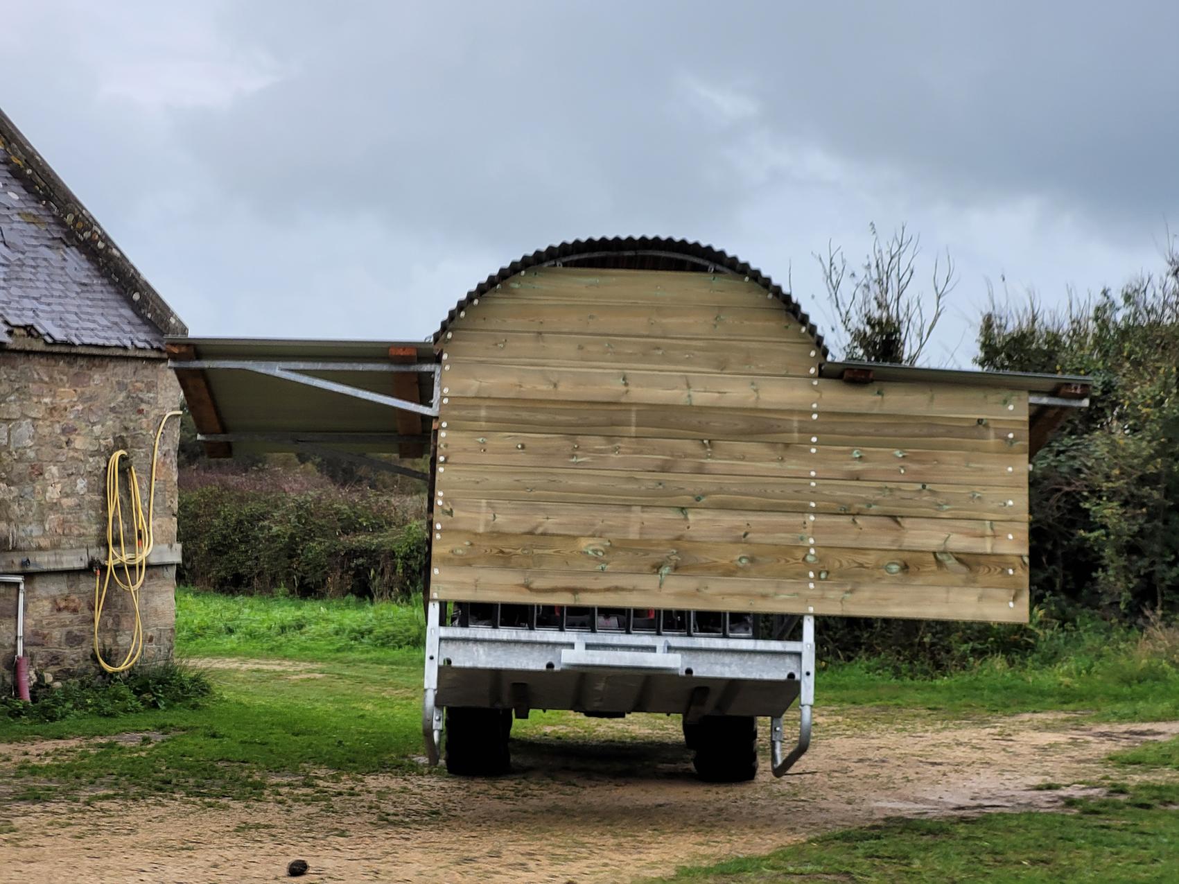 1 transport et deplacement ratelier tout simplement depose par un tracteur dans les paturages chevaux