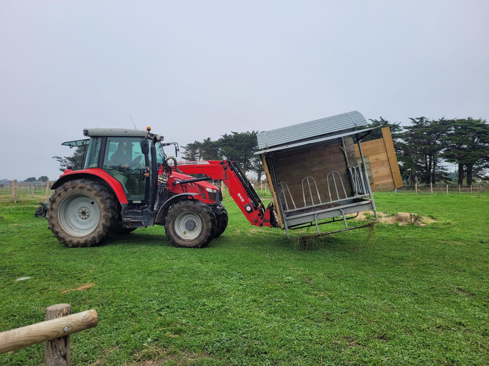 Transport et déplacement des râteliers par un tracteur et simplement déposés dans les parcelles agricole / chevaux